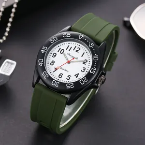 Vista dettagliata dell'orologio al quarzo con cinturino in silicone verde per studenti