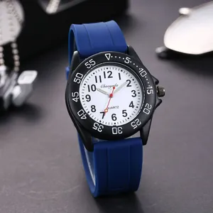 Dettaglio di un orologio al quarzo con cinturino in silicone blu e lunetta nera numerica