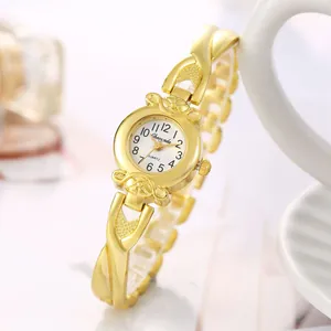 Élégante montre à quartz dorée pour femme avec bracelet métallique croisé en détail
