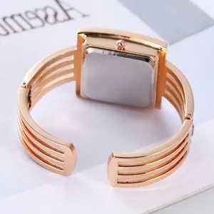 Vista posteriore dettagliata di un elegante orologio al quarzo a cerchio traforato oro rosa.