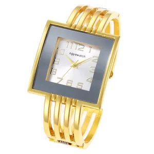 Dettaglio dell'orologio rigido quadrato ogyawatch dorato con quadrante al quarzo