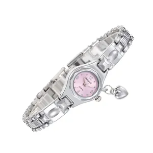 Dettaglio dell'orologio da donna argento con quadrante rosa e ciondolo a cuore