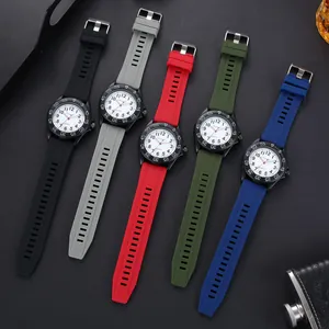 Cinque orologi colorati in silicone con quadrante numerico su sfondo nero