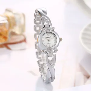 Vue détaillée d'une élégante montre à quartz argentée pour femme avec bracelet croisé.