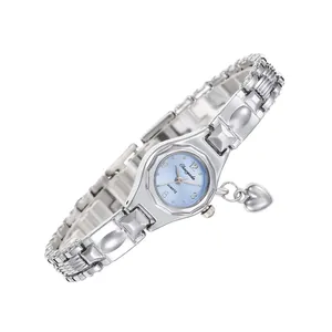 Elegante orologio a bracciale da donna in argento con ciondolo a cuore e quadrante blu