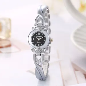 Gros plan détaillé d'une montre à quartz argentée pour femme avec bracelet torsadé
