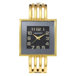 Primo piano dell'elegante orologio a bracciale quadrato dorato con quadrante nero