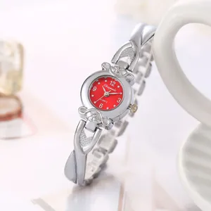 Détail d'une montre à quartz en argent avec bracelet entrelacé et cadran rouge
