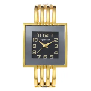 Dettaglio dell'orologio ogyawatch a bracciale rigido dorato quadrato con quadrante nero