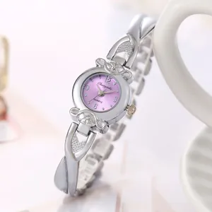 Élégante montre à quartz argentée pour femme avec bracelet croisé et cadran violet