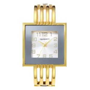 Dettaglio dell'orologio a bracciale quadrato dorato Ogyawatch con design traforato