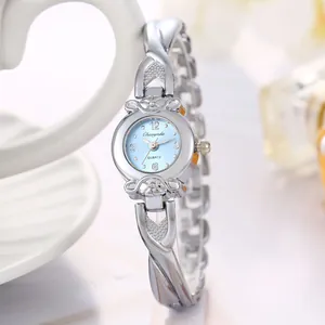 Gros plan d'une montre à quartz pour femme avec bracelet argenté et cadran bleu clair.