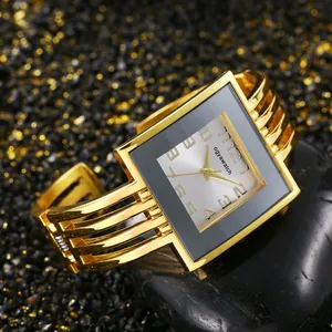 Primo piano dettagliato dell'orologio a bracciale quadrato ogyawatch con quadrante argento