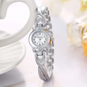 Vue détaillée d'une montre à quartz argentée pour femme avec bracelet à maillons croisés.