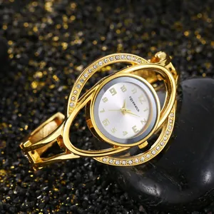 Elegante orologio a bracciale dorato con lunetta di strass