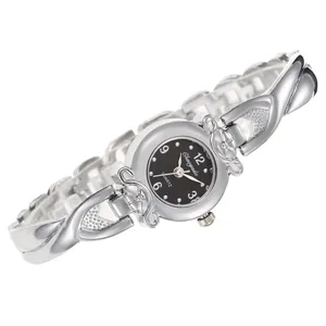 Montre bracelet à quartz argentée pour femme avec cadran noir et gravure florale