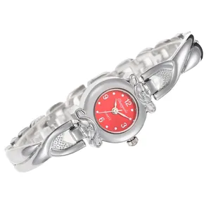 Vue détaillée d'une montre à quartz pour femme avec bracelet argenté et cadran rouge