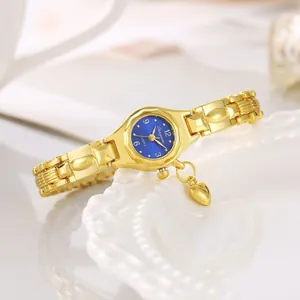 Vista dettagliata di un elegante orologio da donna in oro con ciondolo a cuore e quadrante blu