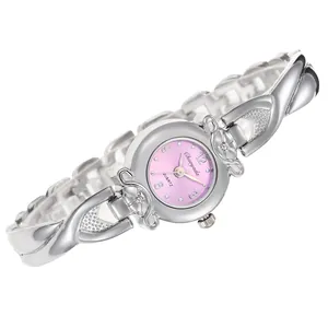 Gros plan détaillé d'une montre à quartz argentée pour femme avec bracelet croisé et cadran rose