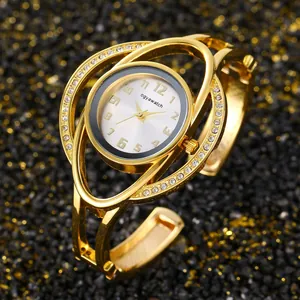 Vista dettagliata dell'orologio rigido ogyawatch in oro lusso con lunetta strass