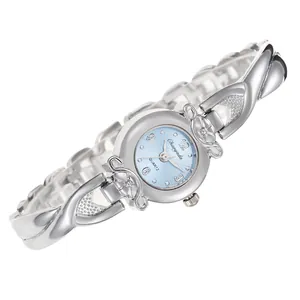 Détail d'une montre à quartz argentée pour femme avec cadran bleu et bracelet