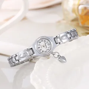 Vista dettagliata di un elegante orologio da polso argento con ciondolo a cuore