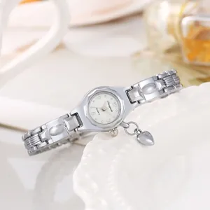 Vista dettagliata dell'orologio da polso argento donna con pendente a cuore