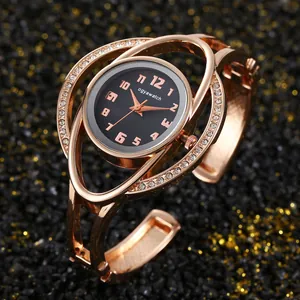 Primo piano dettagliato dell'orologio a bracciale ogyawatch in oro rosa e nero