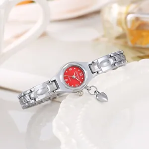 Dettaglio dell'orologio a bracciale argento con quadrante rosso e cuore