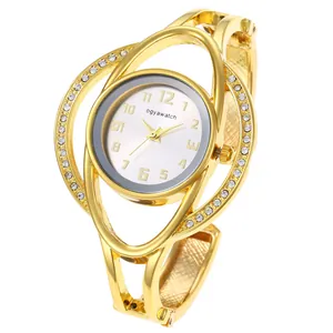 Dettaglio dell'orologio rigido Ogyawatch dorato con accenti in cristallo e movimento al quarzo