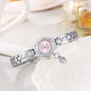 Vista dettagliata di un orologio a bracciale da donna argento con quadrante rosa e cuore