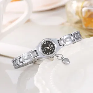 Vista dettagliata di un orologio a bracciale argento da donna con quadrante nero e cuore