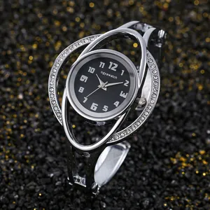 Dettaglio dell'orologio rigido ogyawatch argento con strass e quadrante nero