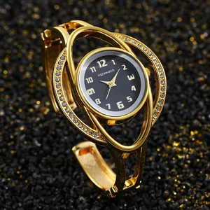 Vista dettagliata dell'elegante orologio a bracciale ogyawatch oro con quadrante nero