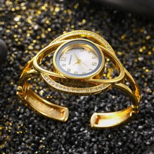 Elegante primo piano di un orologio a bracciale ogyawatch dorato con strass brillanti