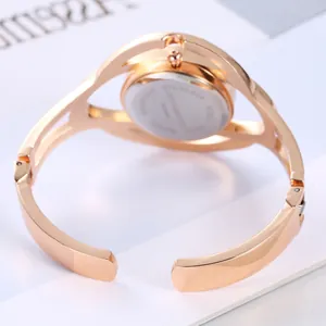 Dettaglio del retro dell'orologio a bracciale OGYAWATCH in oro rosa con cassa in acciaio inox
