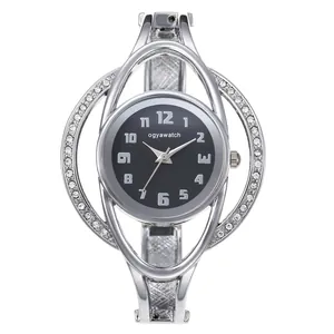 Primo piano dell'elegante orologio a bracciale ogyawatch argento con strass e quadrante nero