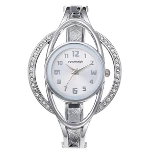 Primo piano dell'elegante orologio a bracciale ogyawatch argento con cornice in strass
