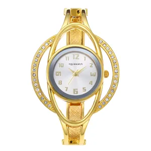 Vista dettagliata dell'orologio rigido ogyawatch color oro con strass
