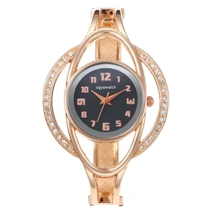 Vista dettagliata dell'orologio a bracciale ogyawatch in oro rosa con quadrante nero e cristalli