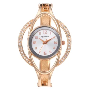 Vista dettagliata dell'orologio a bracciale ogyawatch oro rosa con lunetta in cristallo