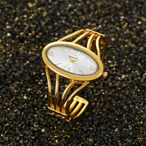Vue macro détaillée de la montre bracelet ovale dorée ogyawatch avec bracelets creux