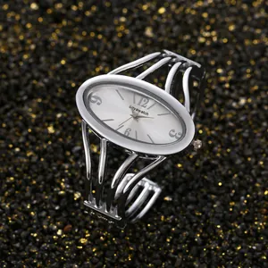 Élégante montre-bracelet à quartz argentée avec cadran ovale et design ouvert en métal