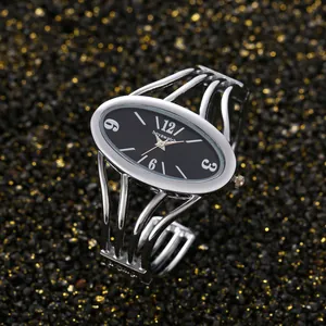 Gros plan détaillé de la montre-bracelet ogyawatch argentée avec cadran noir ovale élégant