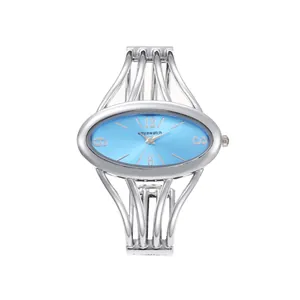 Élégante montre bracelet argentée pour femme dotée d'un cadran ovale bleu ciel vif