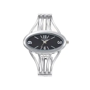 Vue détaillée du cadran ovale et du bracelet jonc argenté de cette montre à quartz pour femme.