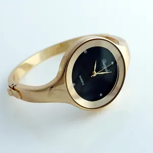 Primo piano di un elegante orologio a bracciale da donna al quarzo oro con quadrante nero