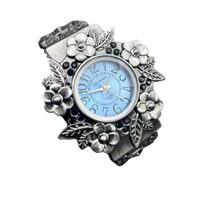 Detailansicht einer Vintage-Damenuhr mit Blumenmuster und blauem Zifferblatt