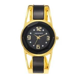 Primo piano del quadrante dell'orologio a bracciale nero e oro dal design curato