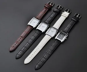 Vista dettagliata di quattro orologi WoMaGe rettangolari con cinturini in pelle